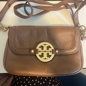 Tory Burch Amanda leather crossbody with gold clasp, in great condition